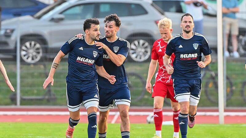 H&auml;ngende K&ouml;pfe beim FC Coburg, Freude beim TSV M&ouml;nchr&ouml;den um Aykut Civelek (links), der in der letzten Minute einen Punkt rettete.