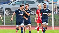 H&auml;ngende K&ouml;pfe beim FC Coburg, Freude beim TSV M&ouml;nchr&ouml;den um Aykut Civelek (links), der in der letzten Minute einen Punkt rettete.