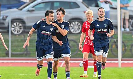 H&auml;ngende K&ouml;pfe beim FC Coburg, Freude beim TSV M&ouml;nchr&ouml;den um Aykut Civelek (links), der in der letzten Minute einen Punkt rettete.
