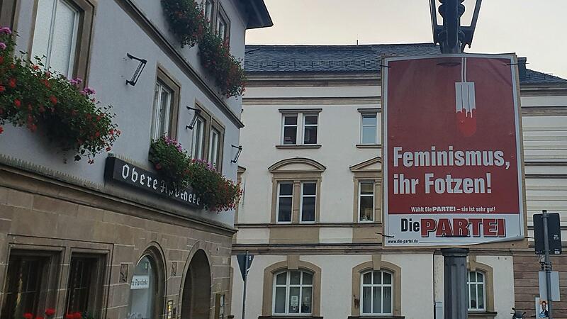 Dieses Wahlplakat der Satirepartei "Die Partei" lie&szlig; Passanten und Gastronomie-Besucher in der Oberen Stadt entsetzt und sprachlos zur&uuml;ck.