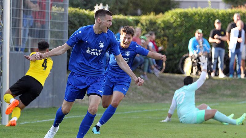 Der Merkendorfer Keeper Christian Rupp (r.) reklamiert noch und will eine Abseitsstellung gesehen haben, der Treffer zählt aber: Yannick Hoffmann (2.v.l.) traf nach zehn Minuten zur 1:0-Führung des TSV Hirschaid. Der Merkendorfer Keeper Christian Rupp (r.) reklamiert noch und will eine Abseitsstellung gesehen haben, der Treffer zählt aber: Yannick Hoffmann (2.v.l.) traf nach zehn Minuten zur 1:0-Führung des TSV Hirschaid.