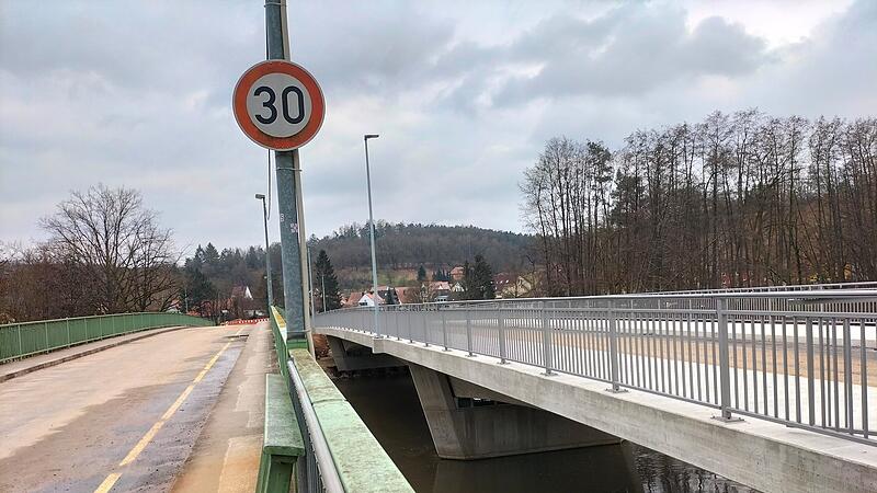 Die alte Buger Brücke (links) muss bald weichen, die neue Brücke soll im Frühjahr eröffnet werden.