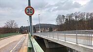 Die alte Buger Brücke (links) muss bald weichen, die neue Brücke soll im Frühjahr eröffnet werden.