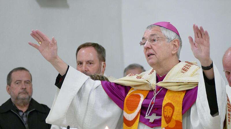 Auch in hohen kirchlichen Positionen verstand und versteht sich Ludwig Schick in erster Linie als Seelsorger, der die Kommunikation mit Menschen sucht und das Leben in Fülle verkündet.