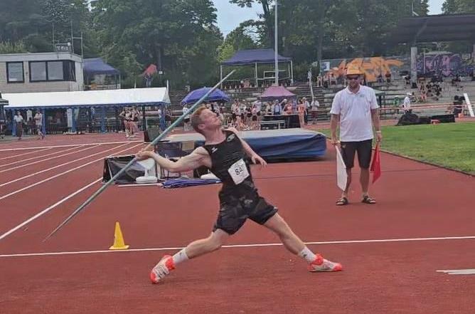 Felix Zehner vom TSV Bad Rodach beim Speerwurf bei den bayerischen Jugendmeisterschaften der Leichtathletik in Hösbach.