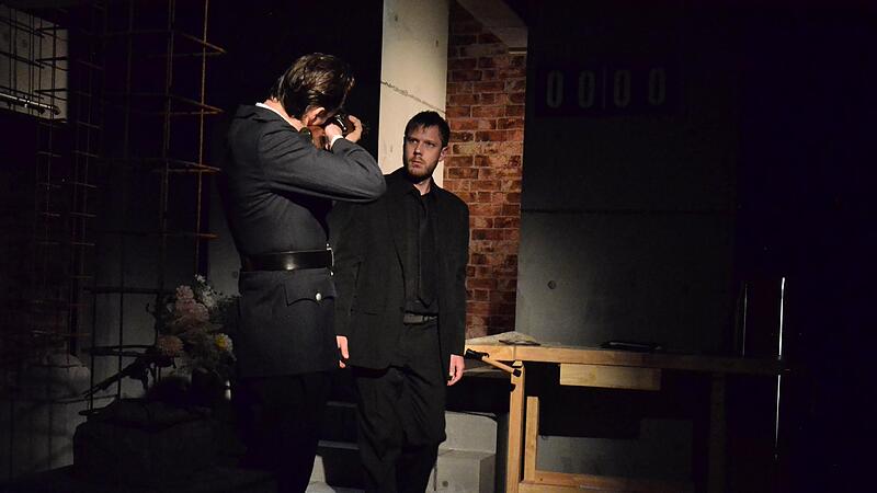 Mit dem St&uuml;ck &bdquo;Der Fl&uuml;chtling&ldquo; gastiert das Theater Schloss Ma&szlig;bach in Ha&szlig;furt und Ebern.