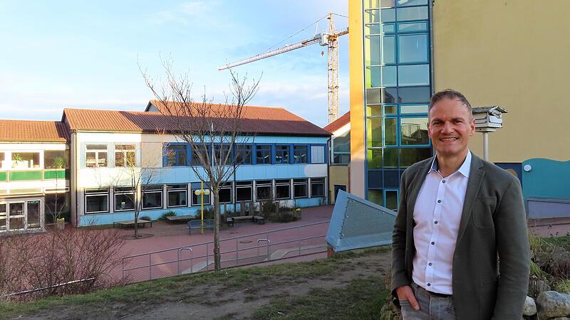 Rektor Peter Gerhardt beim Rundgang: „Der Haupteingang wird in der St.-Veit-Straße an der Stelle sein, wo er früher war.“