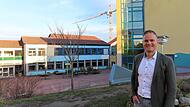 Rektor Peter Gerhardt beim Rundgang: „Der Haupteingang wird in der St.-Veit-Straße an der Stelle sein, wo er früher war.“