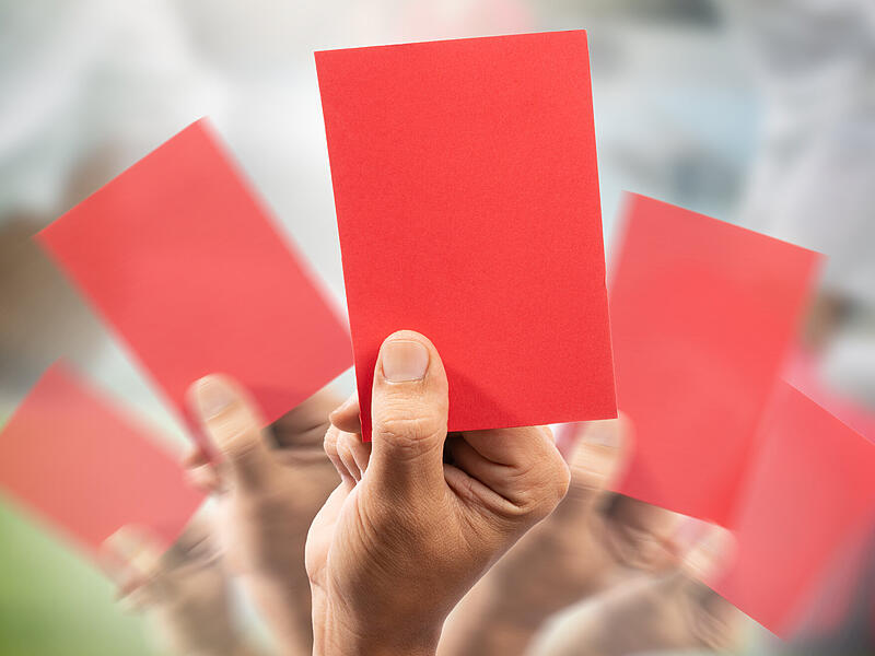 Rote Karten wurden in der Fußball-Bezirksliga Oberfranken West in den vergangenen Wochen zuhauf verteilt. Rote Karten wurden in der Fußball-Bezirksliga Oberfranken West in den vergangenen Wochen zuhauf verteilt.
