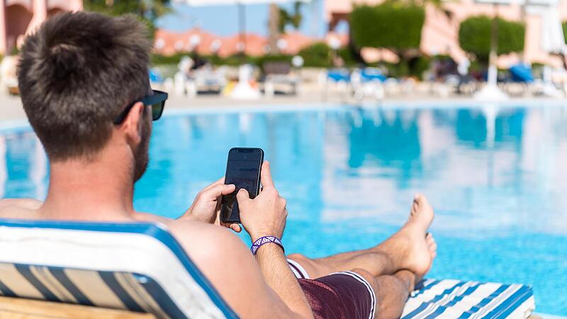 Viele Urlauber wollen auf das Smartphone im Urlaub nicht verzichten. Um dennoch in den „Urlaubsmodus“ zu kommen, sind einige wenige Einstellungen hilfreich.