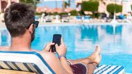Viele Urlauber wollen auf das Smartphone im Urlaub nicht verzichten. Um dennoch in den „Urlaubsmodus“ zu kommen, sind einige wenige Einstellungen hilfreich.