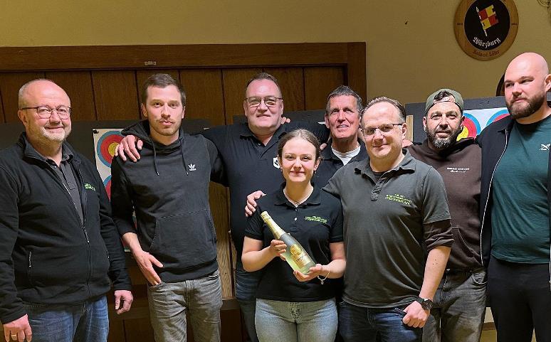 Bei der Siegerehrung: 1.Sch&uuml;tzenmeister Klaus Br&uuml;ckner, Andreas Petsch, J&uuml;rgen Lieb, Ewald Baumeister, Roland Kraus, Kilian Trabert, Emily M&uuml;ller und Sportleiter Patrick Lumpe.