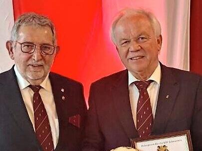 Heribert Ritzel (rechts) wurde durch Vorsitzenden Herbert Fleischmann zum Ehrenchorleiter ernannt. Heribert Ritzel (rechts) wurde durch Vorsitzenden Herbert Fleischmann zum Ehrenchorleiter ernannt.