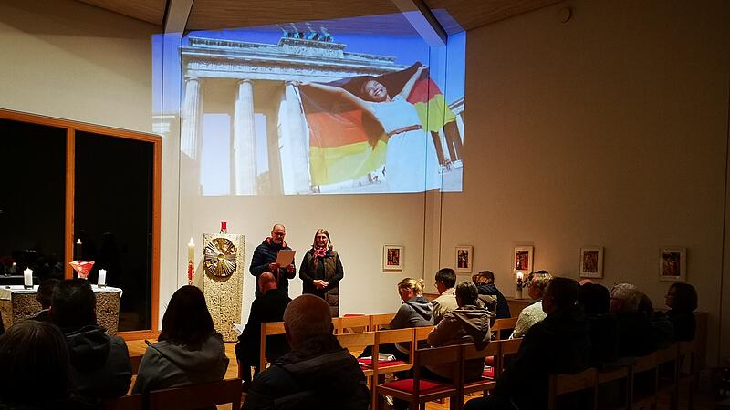 Stefan und Annette Rahm tragen die Präambel des Grundgesetzes und die Grundrechte aus Artikel 1 vor.