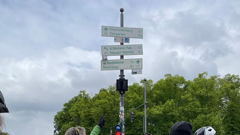 Zur Orientierung der Gruppe dient die Ausschilderung