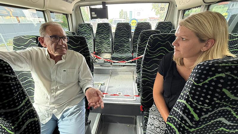 Vandalismus Der Höchstadter Busunternehmer Klaus Kohler und seine Tochter Lisa begutachten den Vandalismus-Schaden in einem ihrer Linienbusse.
