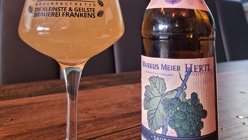 Schon allein das Etikett versinnbildlicht die Vereinigung von Wein und Bier mit einem Weinblatt und einer Hopfenranke.