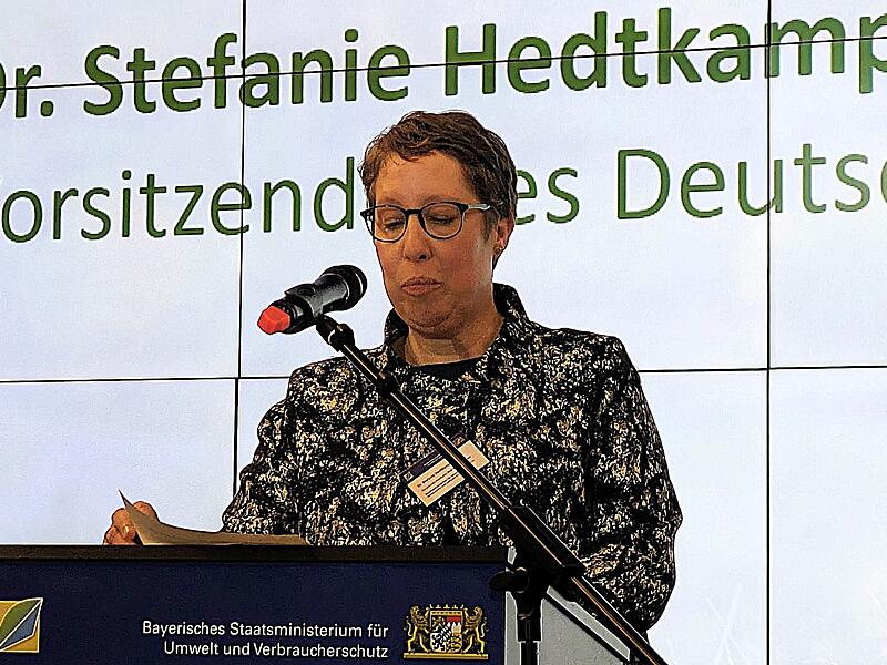 Rhön bleibt Unesco Biosphärenreservat Dr. Stefanie Hedtkamp, Vorsitzende des deutschen MAB-Nationalkomitees, würdigte die Leistung aller Beteiligten am Erhalt des Biosphärenreservats Rhön