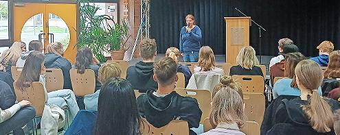 Daniela Mahler während ihres Vortrags am FMG. Daniela Mahler während ihres Vortrags am FMG.