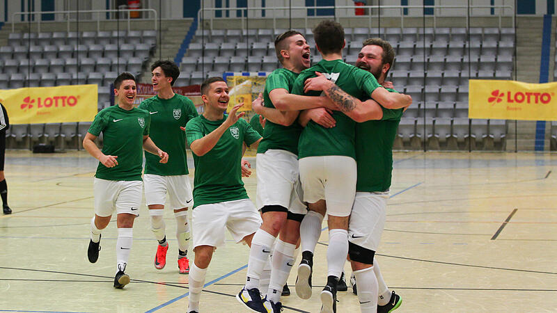 Die Spieler des TSV Neukenroth feiern den Gewinn der Bezirksmeisterschaft in Oberfranken.