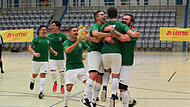 Die Spieler des TSV Neukenroth feiern den Gewinn der Bezirksmeisterschaft in Oberfranken.