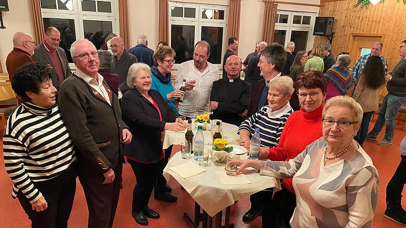 Ehrenabend in der Pfarreiengemeinschaft Oberer Sinngrund. Geehrt wurde Ottmar Bohn (zweiter von links) für über 50 Jahre ehrenamtlichem Einsatz unter anderem als Pfarrgemeinderatsvorsitzender in Wildflecken. Roswitha Reder (dritte von rechts) wurd... Ehrenabend in der Pfarreiengemeinschaft Oberer Sinngrund. Geehrt wurde Ottmar Bohn (zweiter von links) für über 50 Jahre ehrenamtlichem Einsatz unter anderem als Pfarrgemeinderatsvorsitzender in Wildflecken. Roswitha Reder (dritte von rechts) wurd...