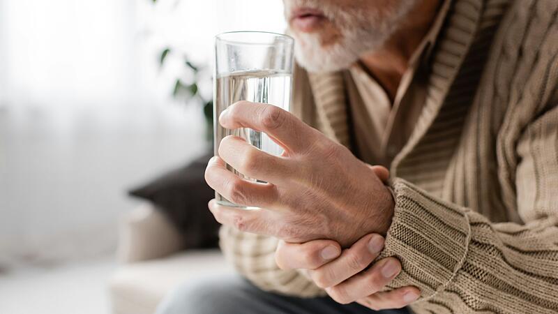 Oft eines der ersten deutlichen Symptome bei Parkinson: Eine Hand beginnt plötzlich unkontrolliert zu zittern.