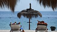 Touristen liegen am Strand in Sousse