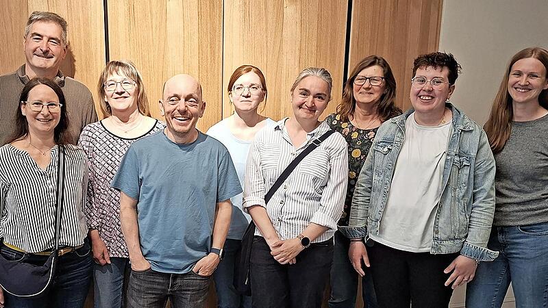 Über die Lesung von Bernhard Hoëcker (4.v.l.) freuten sich mit den Kindergartenkindern (v.l.) Jürgen und Michaela Leitschuh, Kirsten Wüscher, Sabrina Böckle, Steffi Miller, Conny Hälbig, Bibliotheksleitung Cindy Paulus und Melanie Abel. Über die Lesung von Bernhard Hoëcker (4.v.l.) freuten sich mit den Kindergartenkindern (v.l.) Jürgen und Michaela Leitschuh, Kirsten Wüscher, Sabrina Böckle, Steffi Miller, Conny Hälbig, Bibliotheksleitung Cindy Paulus und Melanie Abel.