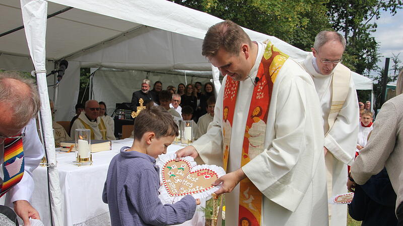 Viele Bilder: So war das Priesterjubiläum von Detlef PötzlViele Bilder: So war das Priesterjubiläum von Detlef Pötzl Viele Bilder: So war das Priesterjubiläum von Detlef PötzlViele Bilder: So war das Priesterjubiläum von Detlef Pötzl
