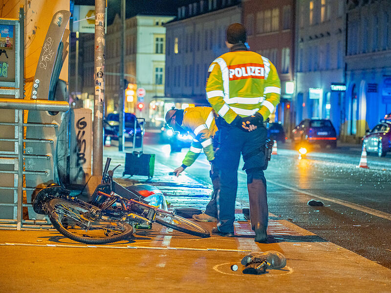 Ein 65-jähriger Radfahrer ist bei einem Unfall auf der Luitpoldbrücke schwer verletzt worden.