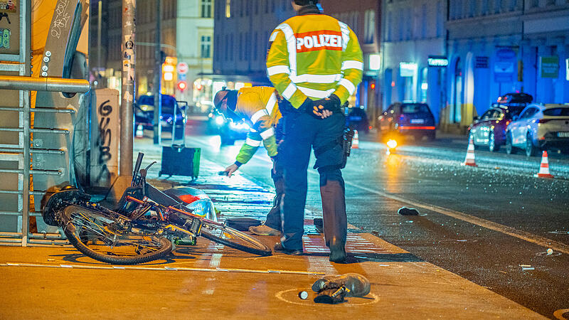 Ein 65-j&auml;hriger Radfahrer ist bei einem Unfall auf der Luitpoldbr&uuml;cke schwer verletzt worden.
