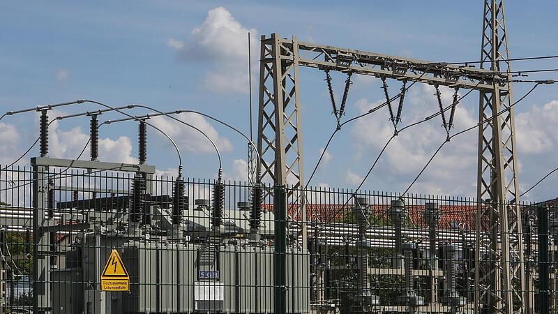 Blick auf das Umspannwerk in Forchheim: In der Kreisstadt müssen derzeit einige Haushalte mit einem Stromausfall kämpfen.