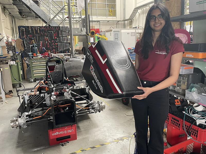 Maleeha Rasool vom studentischen Verein High-Voltage an der Universit&auml;t Erlangen h&auml;lt ein ultraleichtes Carbonteil des diesj&auml;hrigen Elektrorennwagens. Rund 100 Studierende arbeiten ein Jahr lang an dem Prototyp f&uuml;r den Wettbewerb Formula Student.