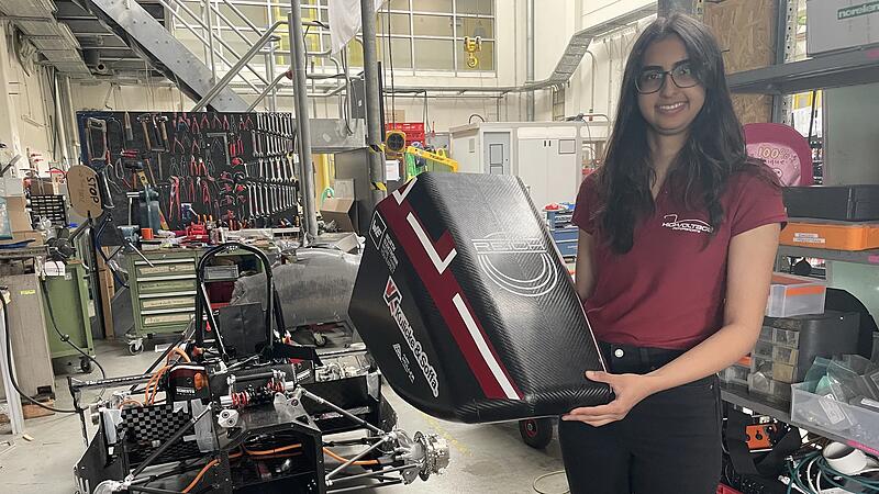 FAU Rennauto Maleeha Rasool vom studentischen Verein High-Voltage an der Universität Erlangen hält ein ultraleichtes Carbonteil des diesjährigen Elektrorennwagens. Rund 100 Studierende arbeiten ein Jahr lang an dem Prototyp für den Wettbewerb Formula Student.