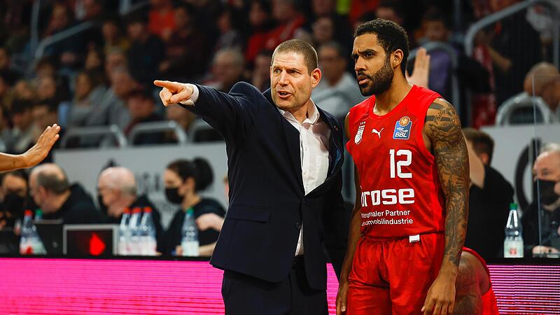 Das Stirnrunzeln bei Brose-Neuzugang Gerel Simmons sollte im zweiten Spiel für Bamberg am Mittwochabend in Würzburg etwas weniger werden. Bis dahin hofft Trainer Oren Amiel, dem neuen „Heilsbringer“ alle Spielzüge beigebracht zu haben.