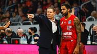 Das Stirnrunzeln bei Brose-Neuzugang Gerel Simmons sollte im zweiten Spiel für Bamberg am Mittwochabend in Würzburg etwas weniger werden. Bis dahin hofft Trainer Oren Amiel, dem neuen „Heilsbringer“ alle Spielzüge beigebracht zu haben.