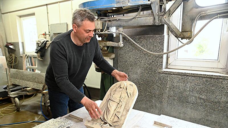 Steinmetz Diller Hallstadt Was sein Urgroßvater Jakob Diller einst aus Naturstein angefertigt hat, restauriert Matthias Diller jetzt.