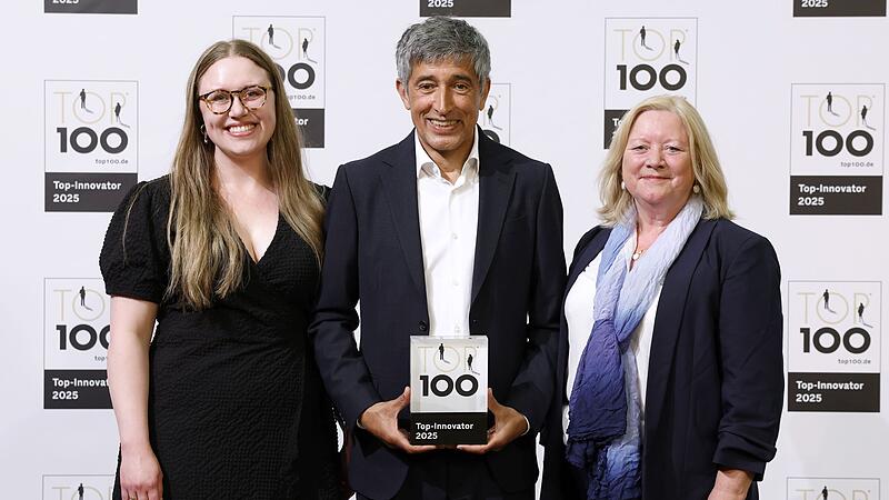 Gro&szlig;e Freude bei LABOKLIN-Gesch&auml;ftsf&uuml;hrerin Dr. Elisabeth M&uuml;ller (rechts): von Ranga Yogeshwar gab es f&uuml;r LABOKLIN zum vierten Mal die Auszeich-nung &bdquo;Top-Innovator&ldquo;. Im Bild links: Anna Sophia M&uuml;ller