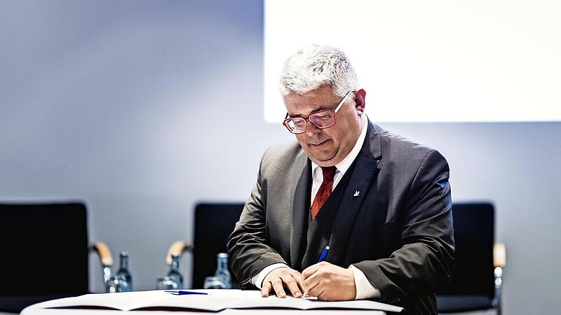 Wolfgang Metzner: Kinderfotos zeigen Bambergs dritten Bürgermeister mit Schleier und Rock.