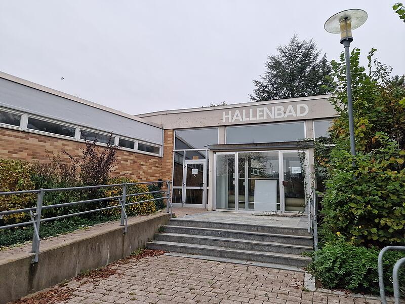 Für das immer wieder diskutierte Hallenbad sind im Haushalt 2025 derzeit keine Mittel eingeplant, jedoch soll eine Finanzierungsstrategie erarbeitet werden. Für das immer wieder diskutierte Hallenbad sind im Haushalt 2025 derzeit keine Mittel eingeplant, jedoch soll eine Finanzierungsstrategie erarbeitet werden.