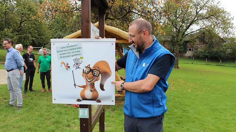 Erlebnispfad bei M&ouml;nchr&ouml;den er&ouml;ffnet: Initiator Thomas Herold entwarf nicht nur die sachlichen Informationstafeln, sondern auch eher lustige Schilder. Leider hat das Eichh&ouml;rnchen noch keinen Namen.