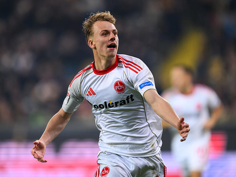 Der gebürtige Franke Tim Janisch jubelt über seinen Treffer zum 2:1 gegen Dynamo Dresden.