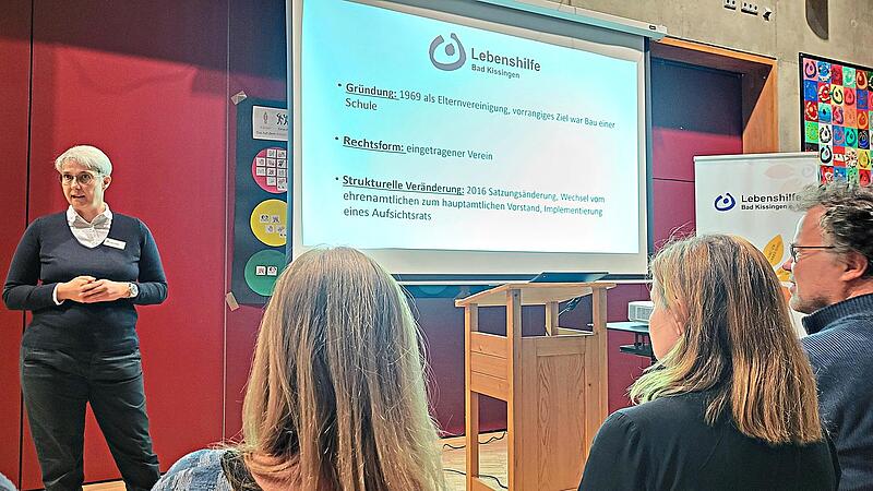 Susan Stade (vorne links), gesch&auml;ftsf&uuml;hrender Vorstand des Lebenshilfe Bad Kissingen e.V., stellt den Verein beim Neub&uuml;rgerstammtisch vor.Anita Schmitt