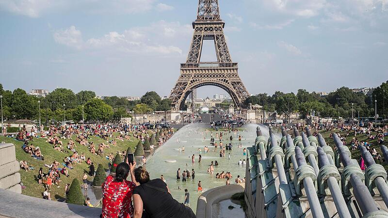 Der Place du Trocad&eacute;ro vor dem Eiffelturm ist nicht nur bei Touristen und Parisern beliebt, auch als Kulisse zu Dreharbeiten wird der Platz immer wieder gerne verwendet.