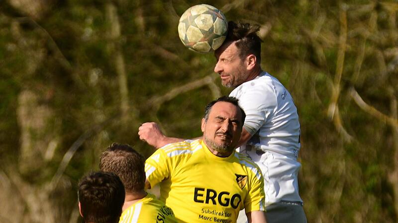 Klarer Sieger im Kopfballduell war der Rothmainer Marcin Sokotowski (wei&szlig;es Trikot) gegen den K&uuml;pser Davide Zasso.