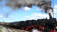 Die Fränkische Museumseisenbahn Nürnberg mit ihrem Dampfsonderzug bespannt mit der Dampflokomotive 52 8195-1 auf der Fahrt vom Bahnhof Neuenmarkt-Wirsberg zur Bergstation Marktschorgast. Die Fränkische Museumseisenbahn Nürnberg mit ihrem Dampfsonderzug bespannt mit der Dampflokomotive 52 8195-1 auf der Fahrt vom Bahnhof Neuenmarkt-Wirsberg zur Bergstation Marktschorgast.