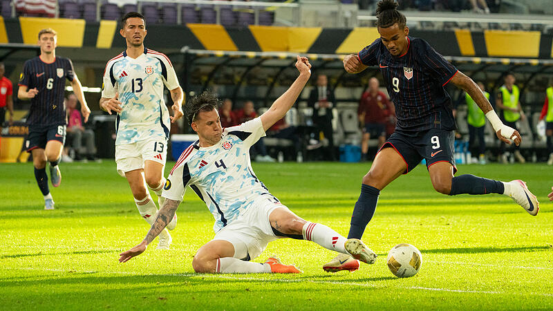 Damion Downs (re.) St&uuml;rmer derUSA, schie&szlig;t in der zweiten Halbzeit eines Gold Cup-Viertelfinalspiels w&auml;hrend Costa Ricas Verteidiger Juan Pablo Vargas den Ball abwehrt.