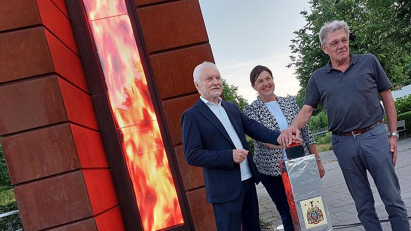 Angela Hofmann, Roland Raithel (links) und Herbert M&uuml;ller dr&uuml;ckten den roten Knopf.