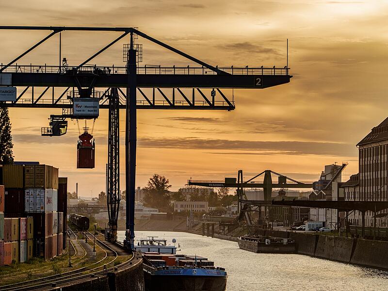 Container werden im Osthafen entladen Container werden im Osthafen entladen
